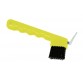 CURE PIED AVEC BROSSE JAUNE